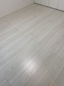 フロアコーティング施工後の洋室