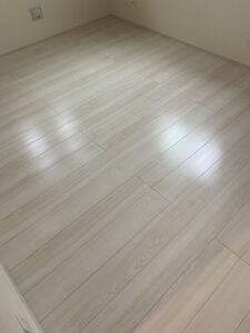フロアコーティング施工後の洋室