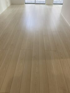 フロアコーティング施工後の洋室