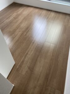 フロアコーティング施工後の洋室。