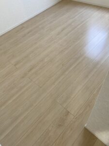 フロアコーティング施工後の洋室。