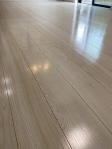 フロアコーティング施工後のリビング。