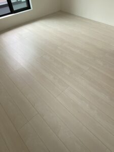 フロアコーティング施工後の洋室。