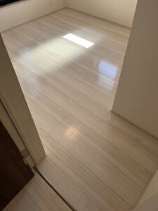 フロアコーティング施工後の洋室
