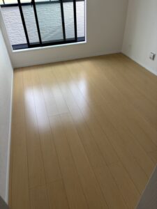 フロアコーティング施工後の洋室