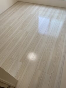 フロアコーティング施工後の洋室
