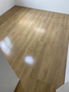 フロアコーティング施工後の洋室