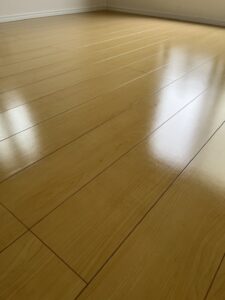 フロアコーティング施工後の洋室。