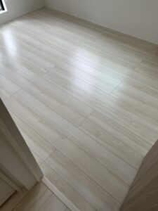 フロアコーティング施工後の洋室
