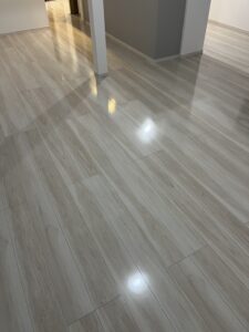 フロアコーティング施工後の洋室