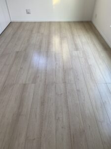 フロアコーティング施工後の洋室