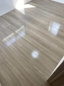 フロアコーティング施工後の洋室