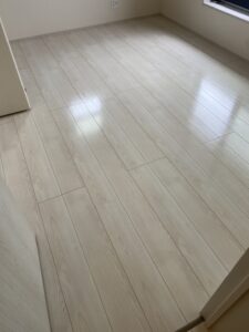 フロアコーティング施工後の洋室