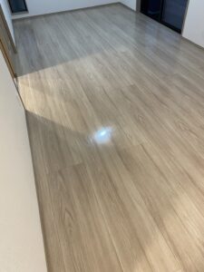 フロアコーティング施工後の洋室
